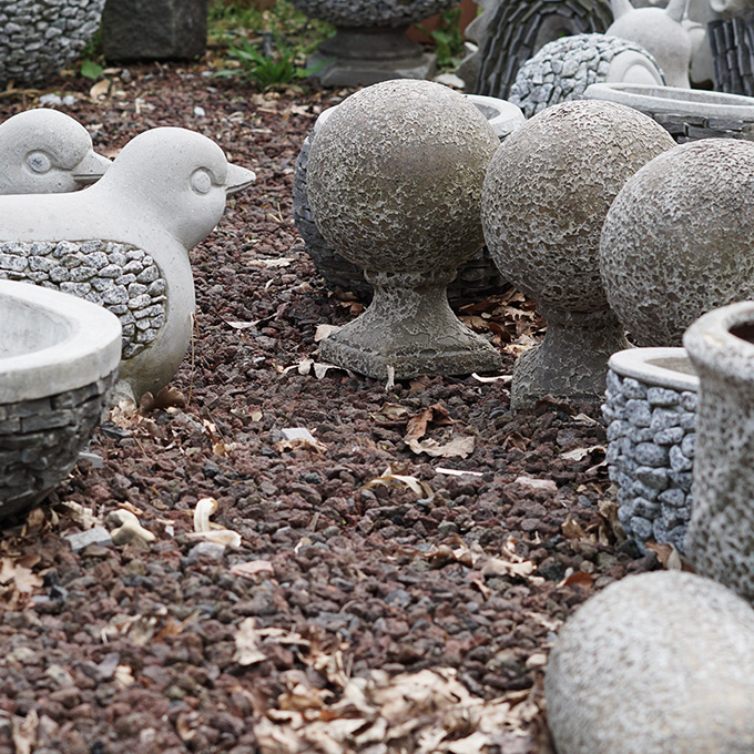 Eine Ansammlung von Steinstatuen, die kunstvoll gestaltet und in einer Reihe aufgestellt sind.