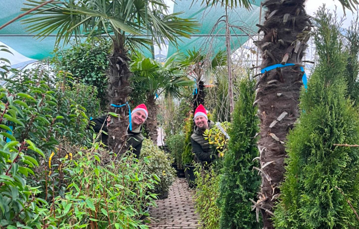 Zwei Männer in Weihnachtsmütze gehen in die Winterpause